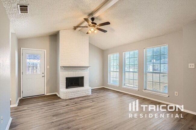 Foto del edificio - 1102 Glen Creek Dr