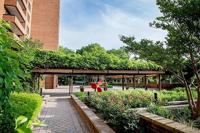 Foto del edificio - 111 Hamlet Hill Rd