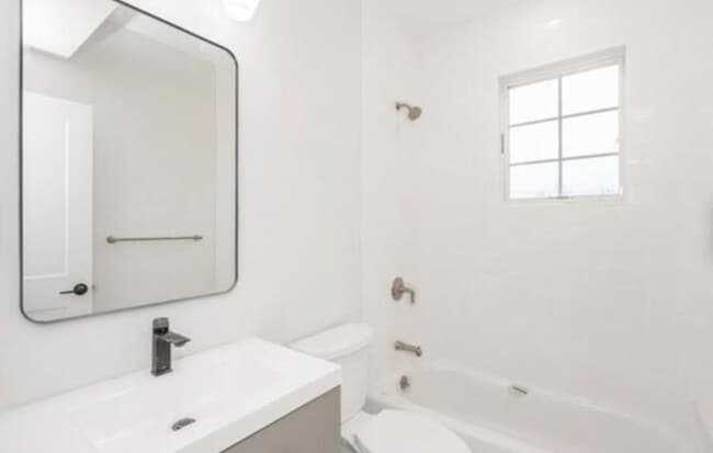 Building Photo - 142 Maple Ave