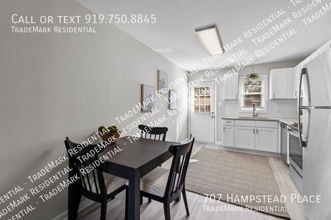 Building Photo - 707 Hampstead Pl