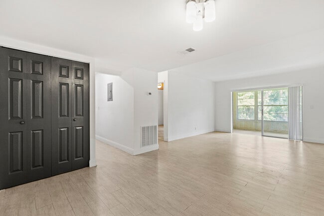 Building Photo - 244 Lake Dora Dr