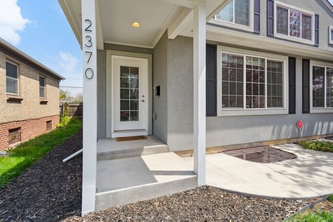 Building Photo - Modern 3BD Townhome w/ a Rooftop Deck!