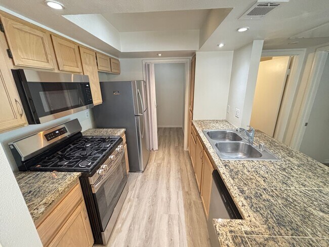 Building Photo - Beautiful 2Bed/2Bath 2nd floor condo located in the Highgate Condos gated community In Summerlin