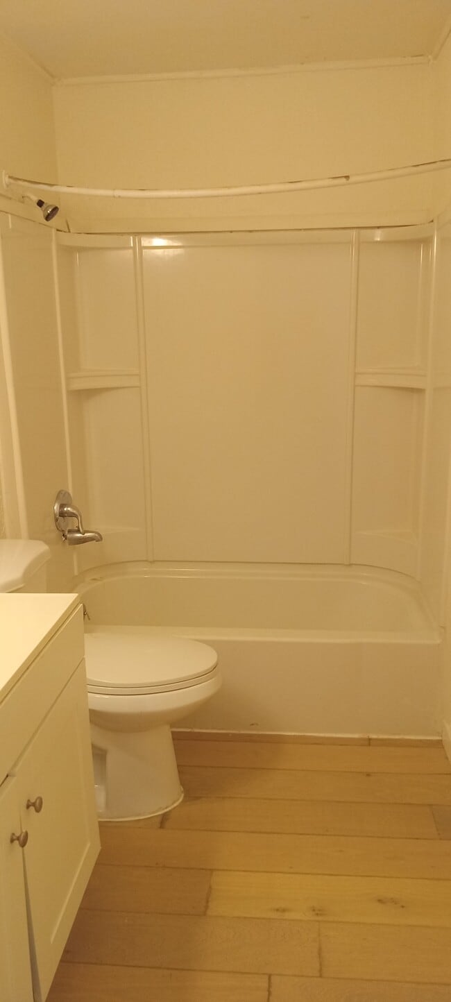 Building Photo - 4230 Beverly Ave