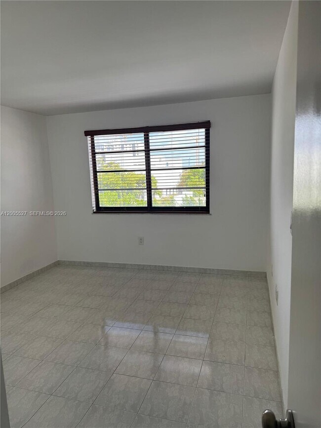 Foto del edificio - 6725 Harding Ave