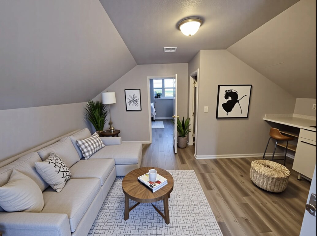 Foto principal - Second Floor Apartment Close to Woodlawn Park