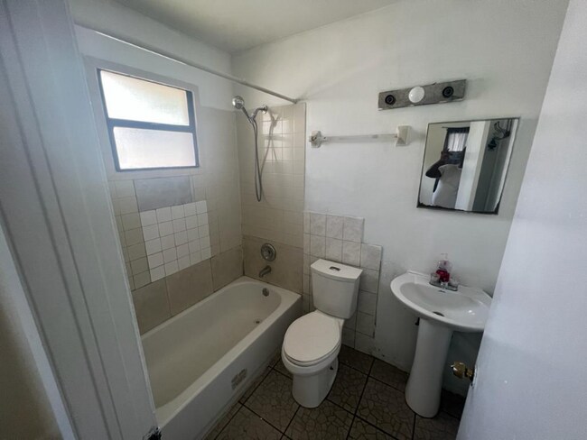 Foto del edificio - 1649 W 26th St