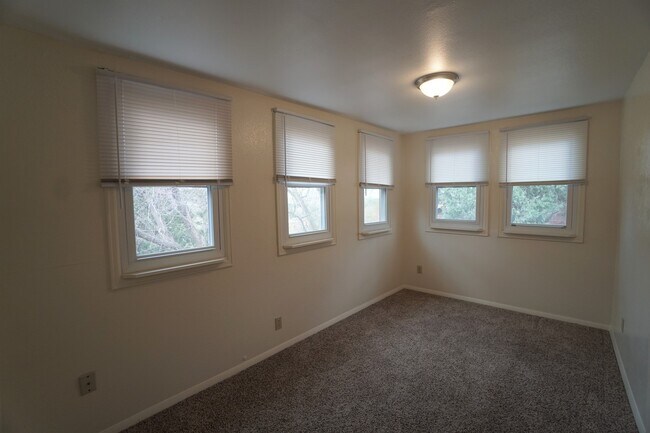 Foto del edificio - 824 Midland Ave
