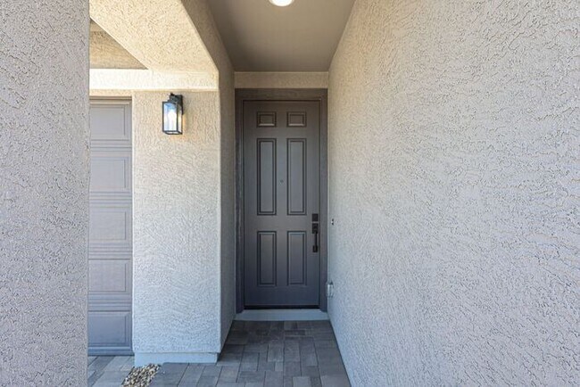 Foto del edificio - Modern Mountainside Living: Stunning 4-Bedroom Home in Estrella Crossing! 3 CAR GARAGE!