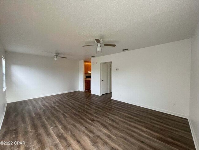 Building Photo - "Charming 1-Bed Apartment with Modern Comf...