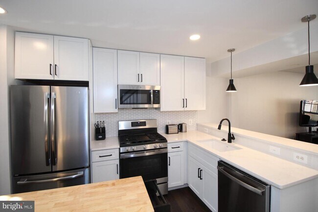 Building Photo - 1205 N Van Dorn St