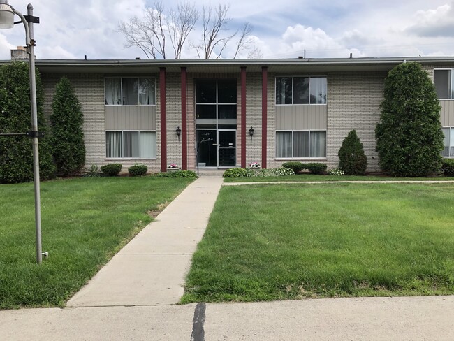 Vista frontal del edificio - 33297 Kingslane Ct