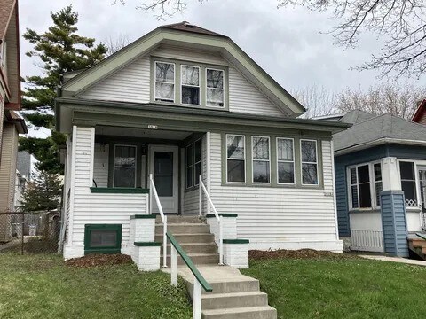 Foto principal - 3018A N Oakland Ave