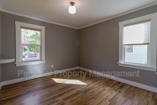Building Photo - 807 W 21st St