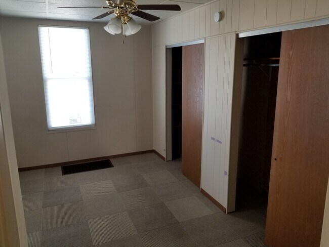 Building Photo - 611 N Combs Ave