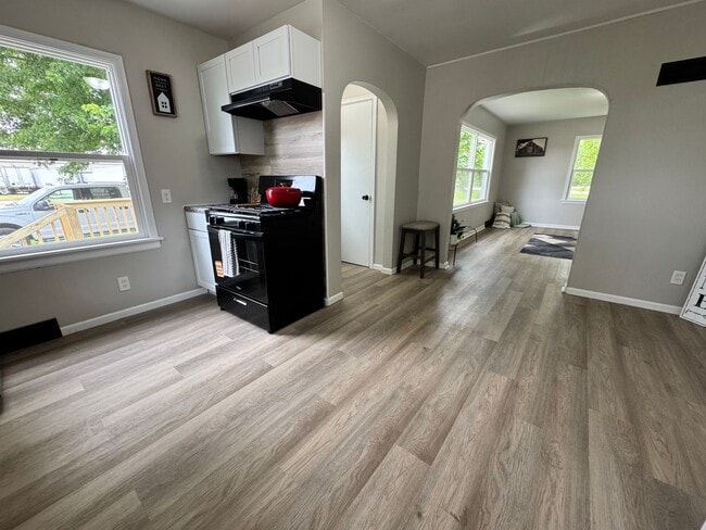 Building Photo - Remodeled 3 bed, 1 bath home for rent in Waterloo