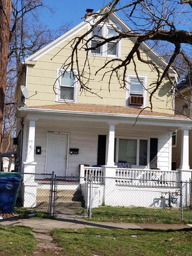 Building Photo - 415 24th St