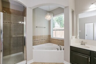 Building Photo - 8402 Oak Knot Dr