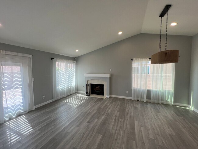 Foto del edificio - 1 story 2 bedroom with Huge backyard