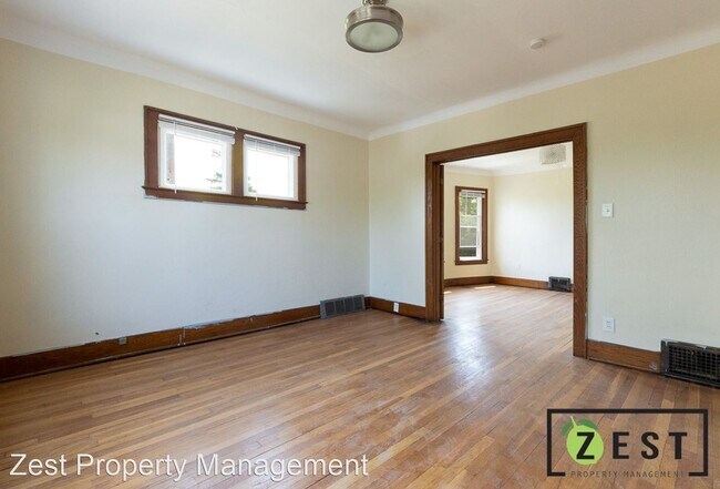 Foto del edificio - 3 br, 1 bath Apartment - 11935 & 11937 Ham...