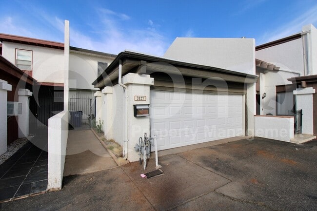 Building Photo - 3127 S Fairfield Dr