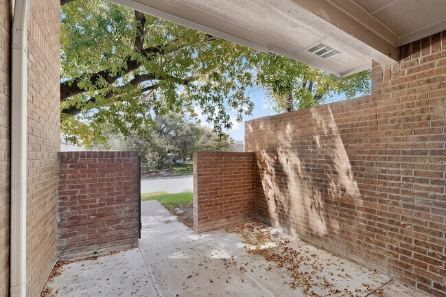 Foto del edificio - 829 Summercreek Dr