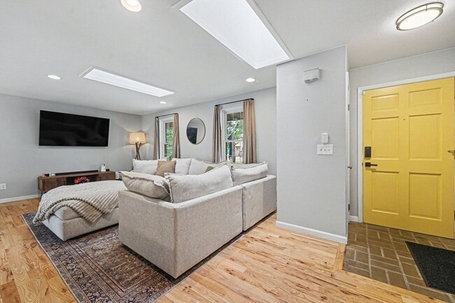 Building Photo - Gorgeous Home of Rental in Southern Gables Neighborhood!