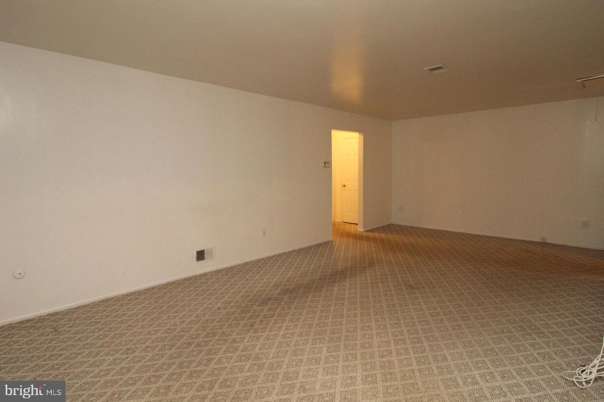 417 Sharon Garden Ct, Woodbridge Township, NJ 07095 Apartment for