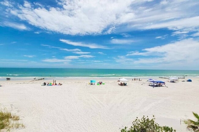 Building Photo - Amazing Furnished or Unfurnished 2-Bedroom Condo in Seminole – Steps from the Beach!