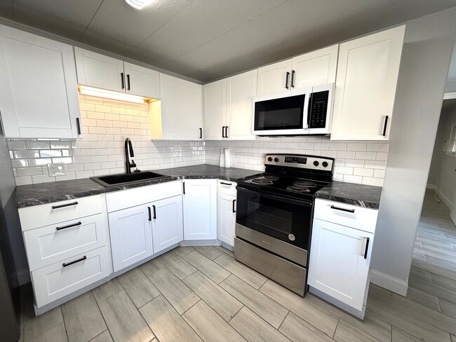 Building Photo - Charming Renovated 2-Bed / 1-Bath Mobile Home for Rent in Bradenton – Available Now!