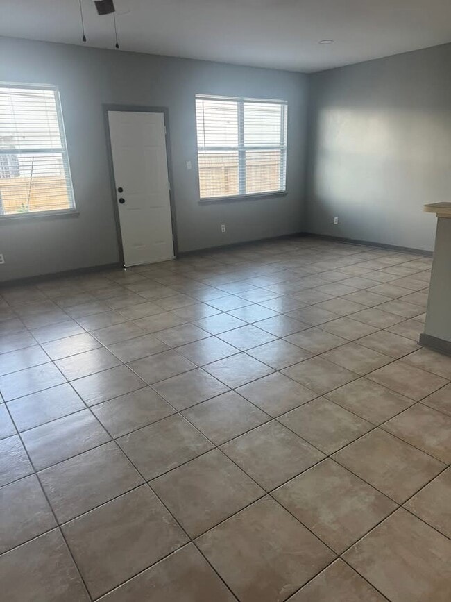 Foto del edificio - 6439 Waldron Dr
