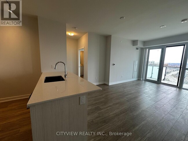 Photo du bâtiment - 430-2430 Square One Dr