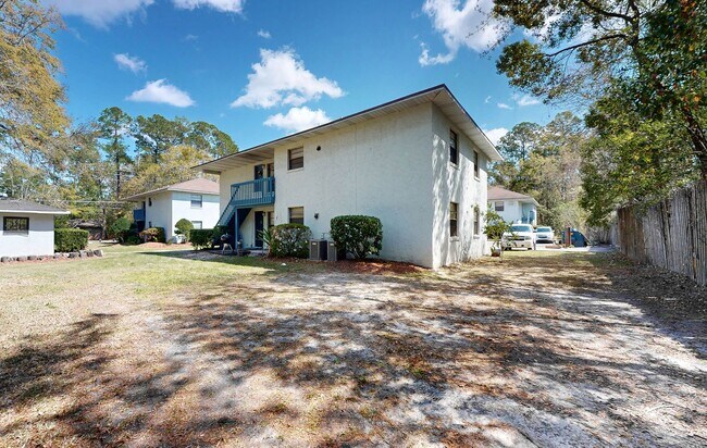 Building Photo - Updated 2 Bedroom / 1 Bathroom Apartment