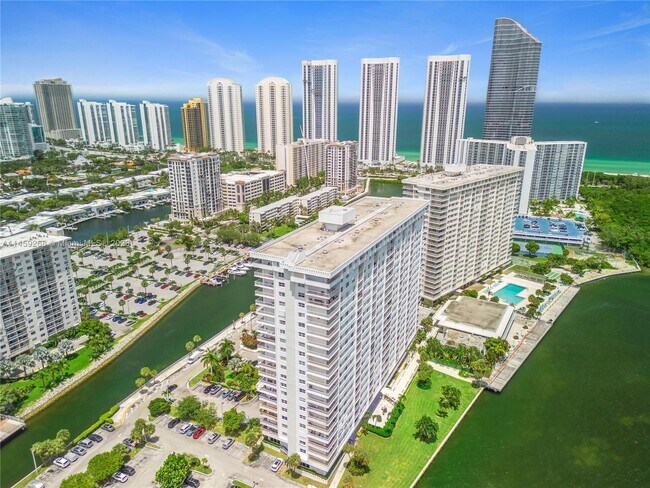 Building Photo - 500 Bayview Dr
