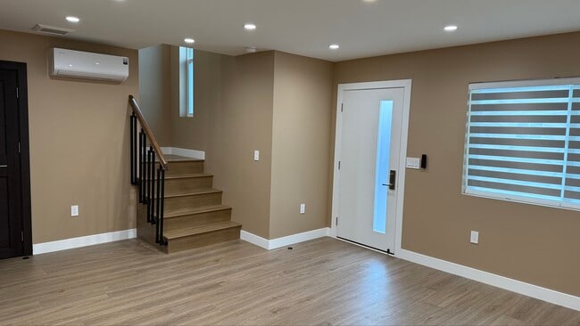 Building Photo - 594 S Mentor Ave