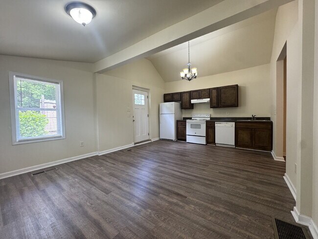 Foto del edificio - North Hall Cottage Available Soon!