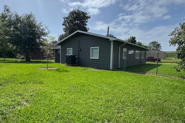 Building Photo - 1819 Lincoln Dr