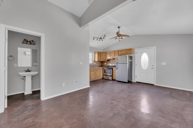 Foto del edificio - 1127 N El Paso St