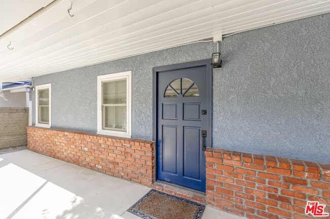 Building Photo - 1306 N Pass Ave