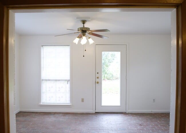 Building Photo - Spacious 4 Bedroom Home with multiple livi...