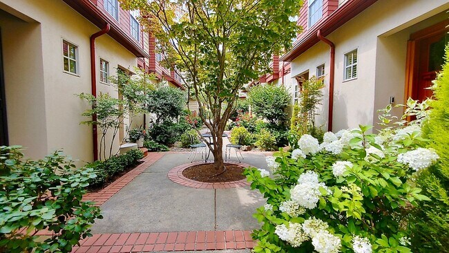 Building Photo - Luxury 3 Bedroom Townhome in Lake Oswego’s...