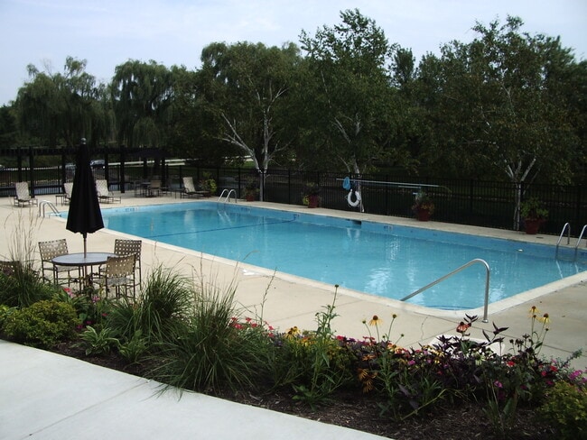 Building Photo - 1585 Raymond Dr