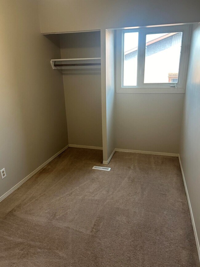 Photo du bâtiment - 3 Bed 1 Bath Unit in Edmonton, AB