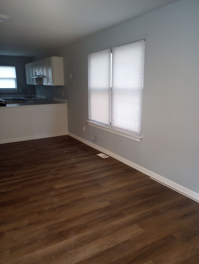 Building Photo - Beautiful  Remodeled Spacious 3-Bedroom Ho...