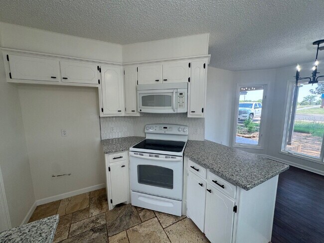 Foto del edificio - Beautiful 2 Story Home Across the Street F...