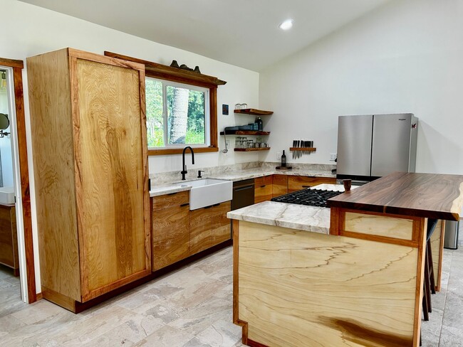 Building Photo - Brand New Luxury Furnished 3 bed 2 bath Ho...