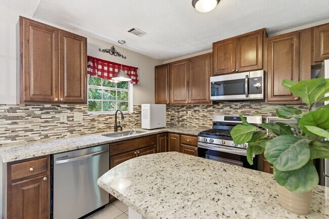 Foto del edificio - Renovated Alpharetta Ranch — Walking Distance to Haynes Bridge Middle, Top-Rated Schools