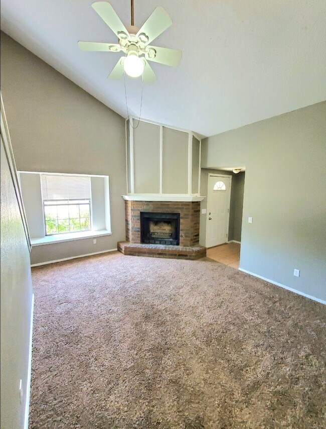 Building Photo - 2 Bed 2 Bath Duplex Near Rose State College