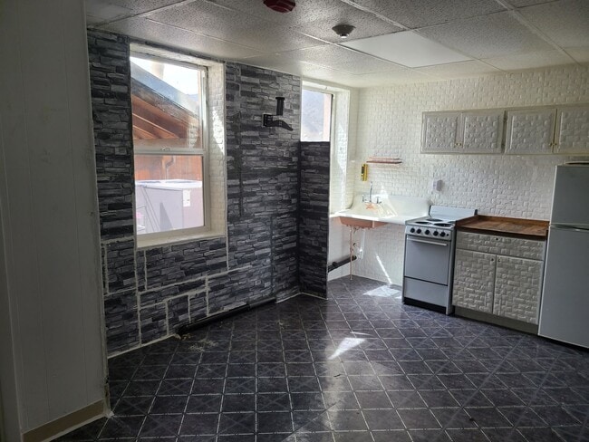 Building Photo - Studio Apartment in the Heart of Golden!