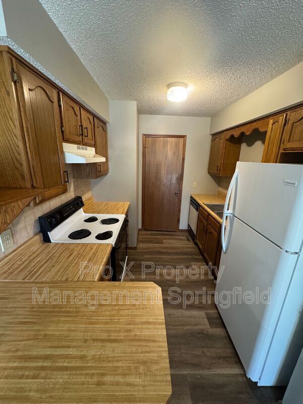 Building Photo - 3720 N Farm Rd 165
